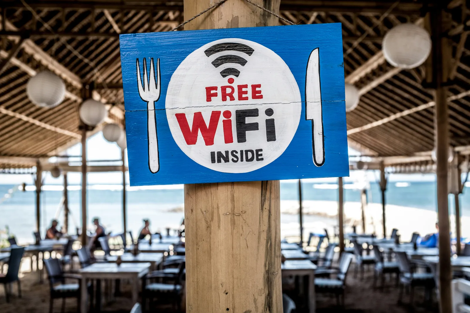 Terrasse de restaurant en plein air signalant un accès Wi-Fi