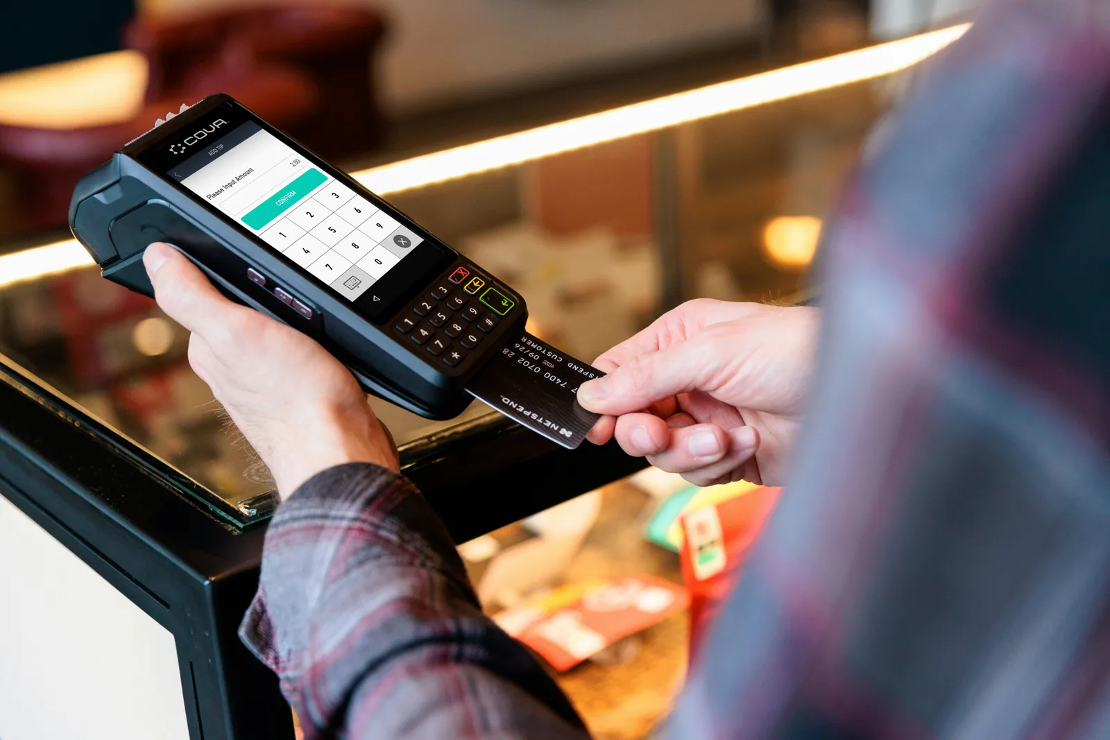 Paiement par carte sur un terminal d’encaissement au comptoir d’un commerce