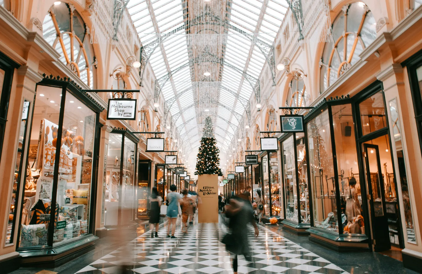 Galerie marchande animée : boutiques et clients en déplacement