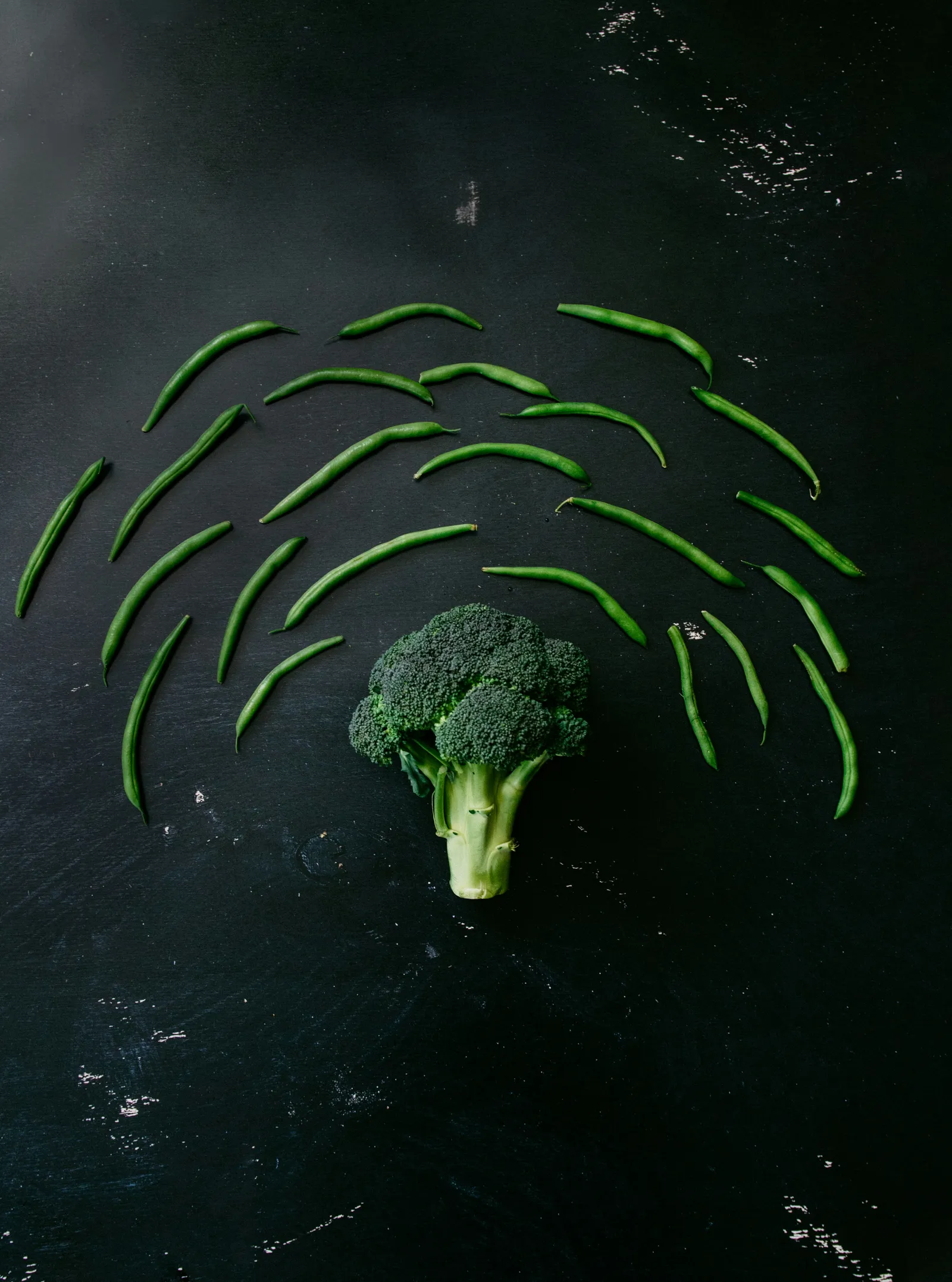 Clin d’œil culinaire : légumes disposés en forme de logo Wi-Fi sur un plan de travail