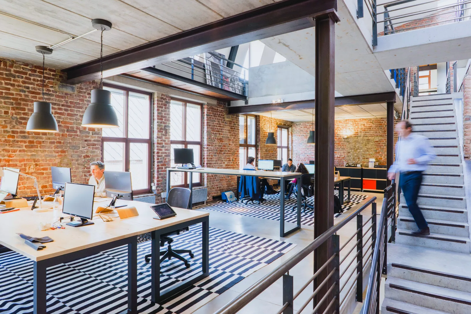 Espace de bureaux en exploitation, comparable au site du client final : une centaine de postes connectés en Wi-Fi