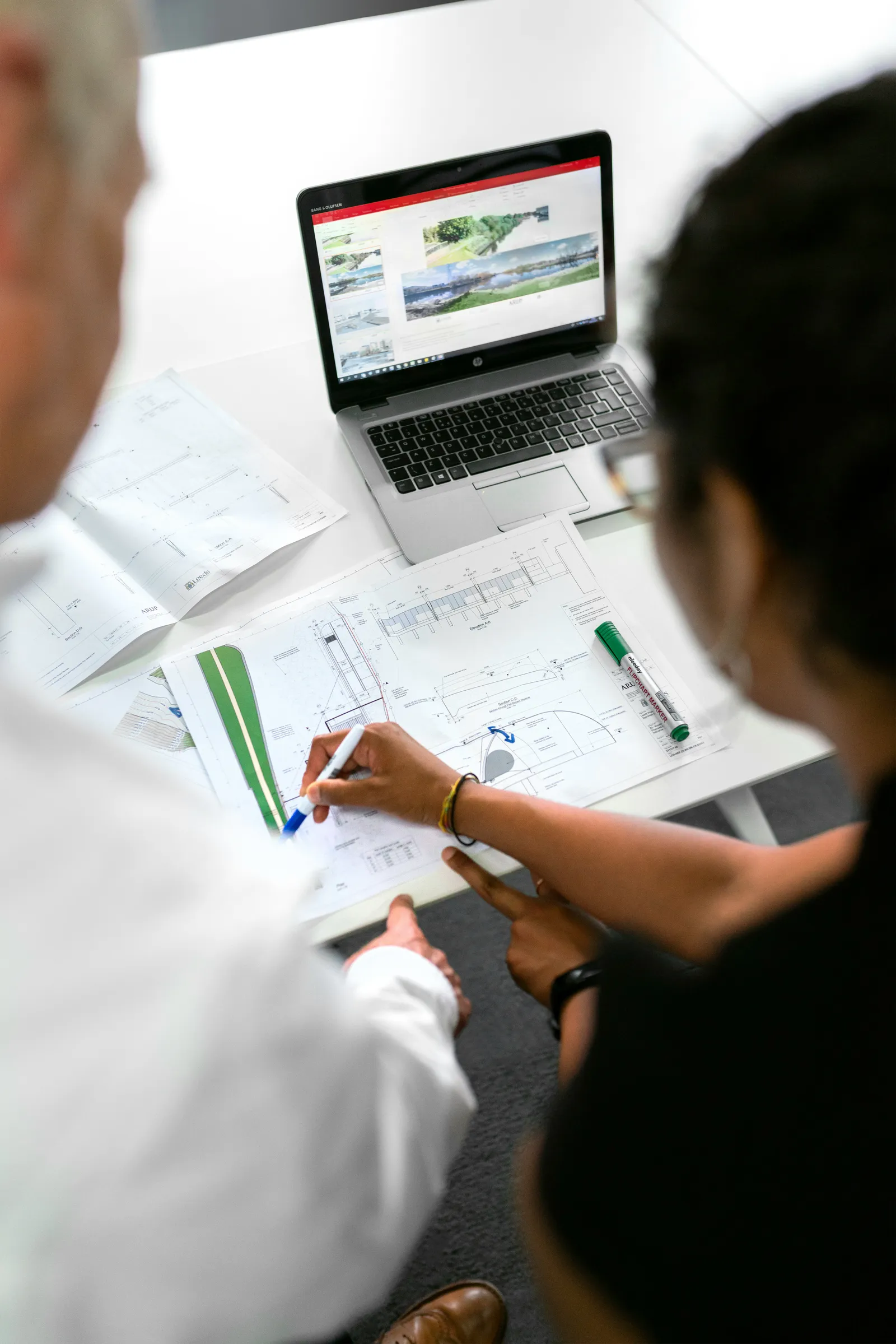 Préparation d’un événement : plans du site annotés devant un ordinateur portable