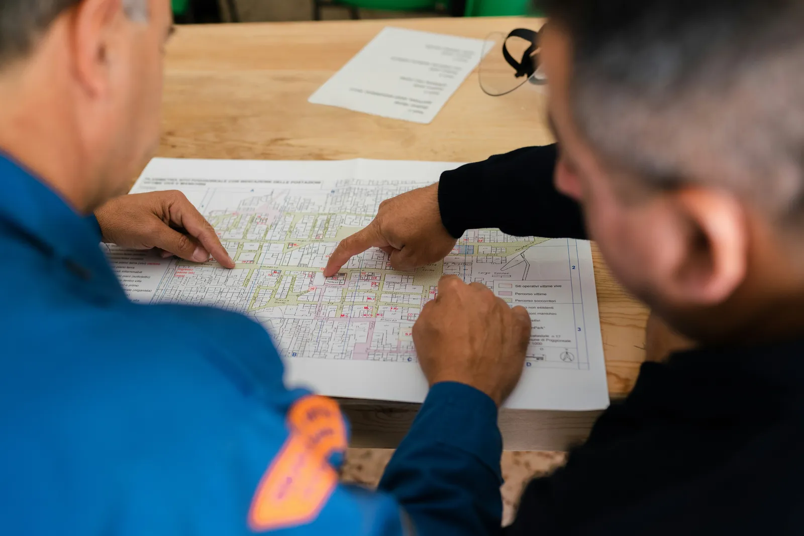 Deux techniciens localisant des points sur le plan d’une zone